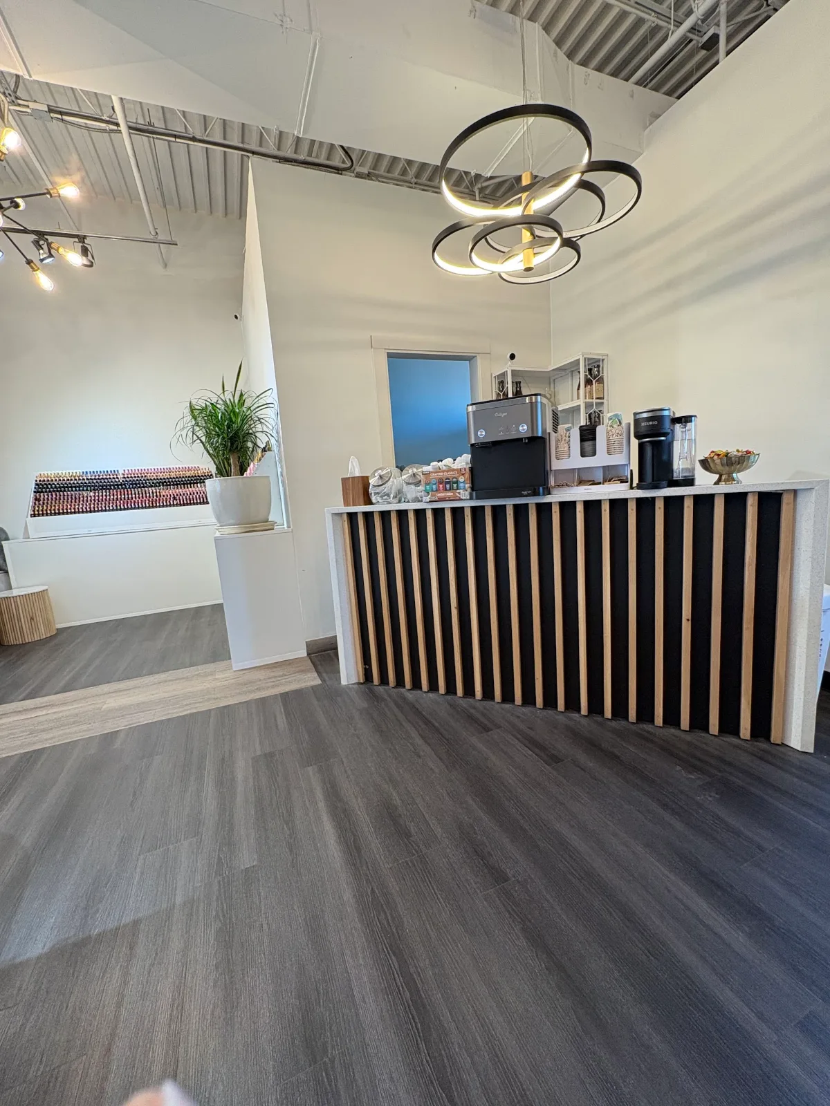 Reception bar with coffee station at HighEnd Nails Spa